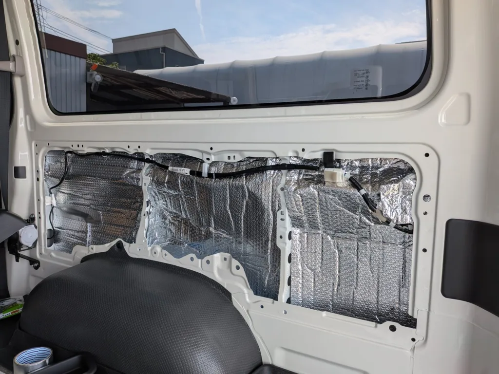 トヨタ ハイエース(TOYOTA HIACE)側面の内張りを外しEeeサーモダブルを施工した様子