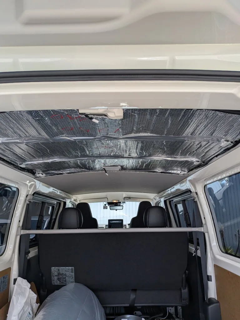 トヨタ ハイエース(TOYOTA HIACE)の天井にEeeサーモダブルを敷き込んだ施工の様子