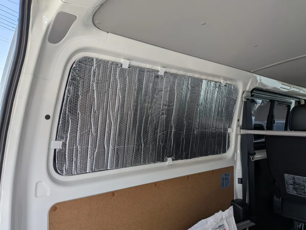 トヨタ ハイエース(TOYOTA HIACE)側面の窓部にEeeサーモダブルを設置した様子