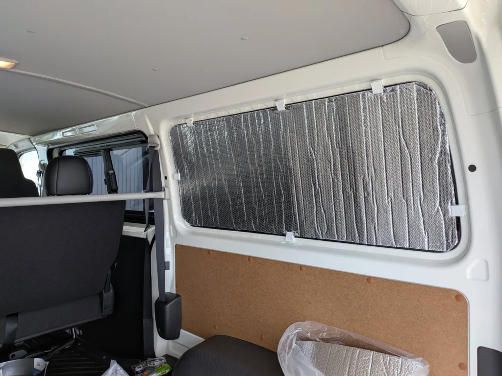 トヨタ ハイエース(TOYOTA HIACE)反対側の側面窓部にEeeサーモダブルを施工した様子