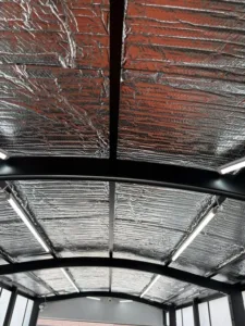 ガレージのポリカ屋根内側にEeeサーモダブルを貼り付けた施工部分